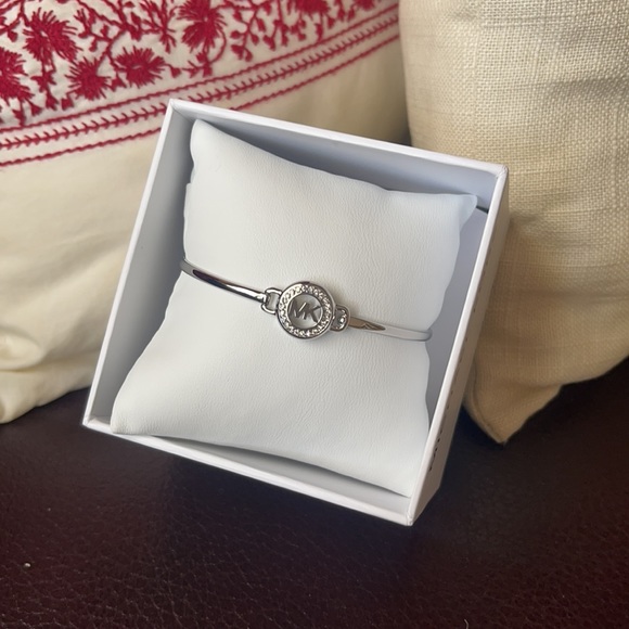 NWT MICHAEL KORS SILVER-TONE LOGO BRACELET - Picture 3 of 6